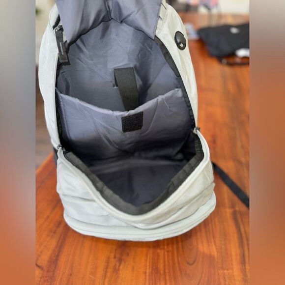 Nautica full size back pack. Lots of pockets/padded laptop compartment EUC main image 4